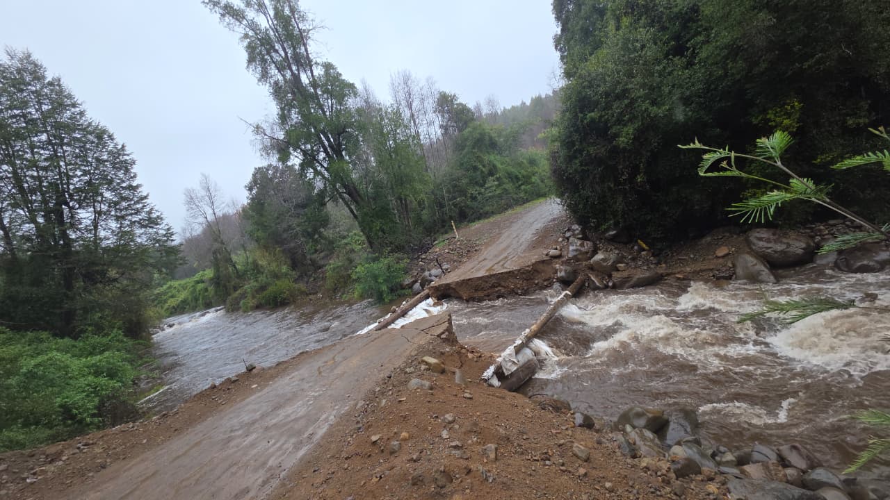 El Carmen: Caudal del estero Temuco arrasa con puente y corta ruta entre Capilla Norte y Huemul