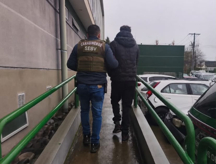 Carabineros del SEBV Ñuble detuvo en el centro de Chillán a adolescente buscado por receptación de vehículo