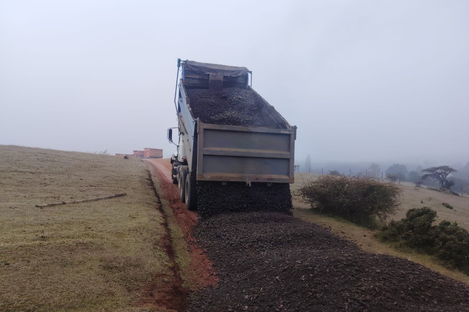 Con millonaria inversión municipal avanza plan de mejoramiento de caminos rurales