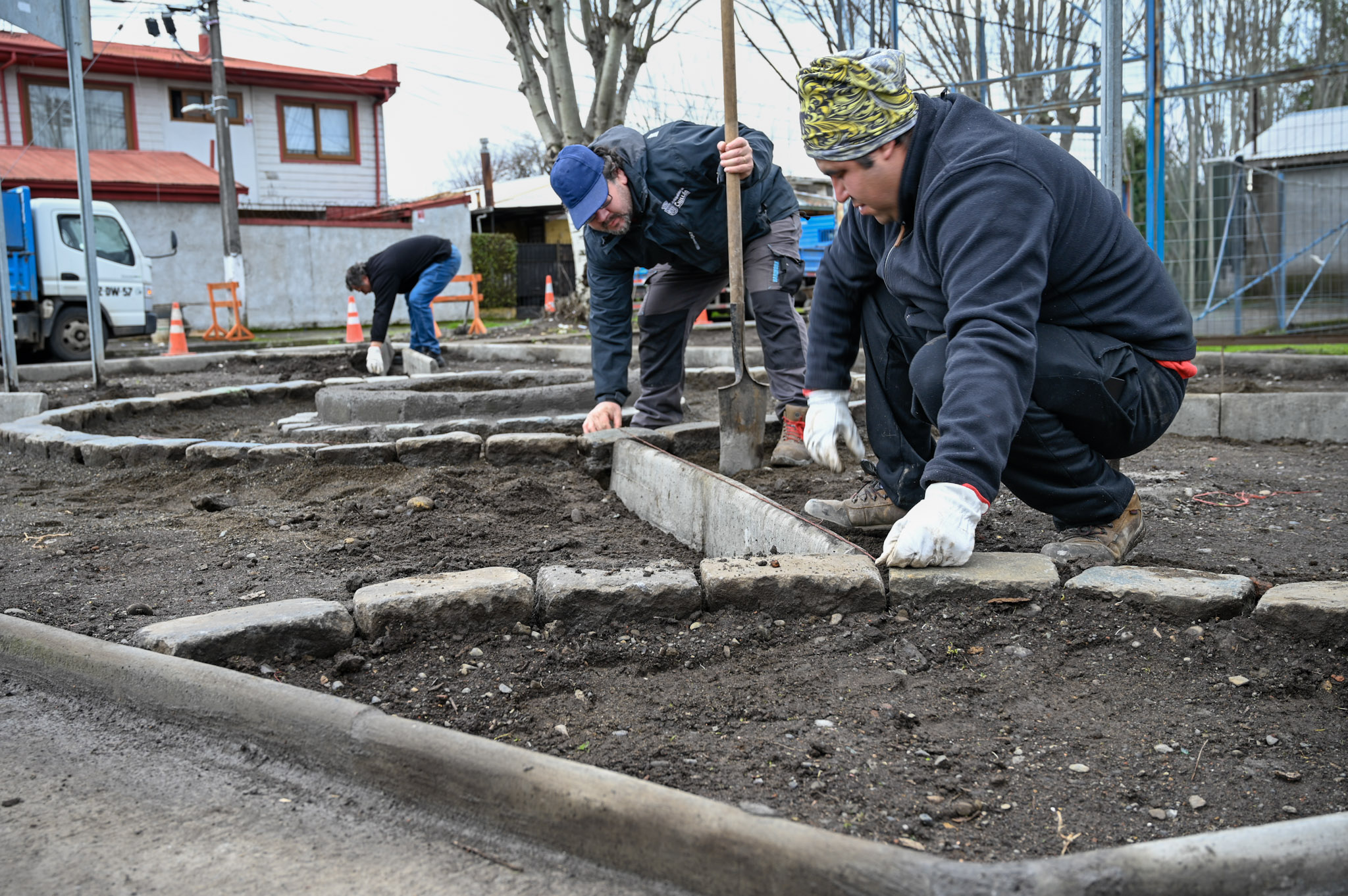 Municipio prosigue en la erradicación y transformación de microbasural en Av. Chile