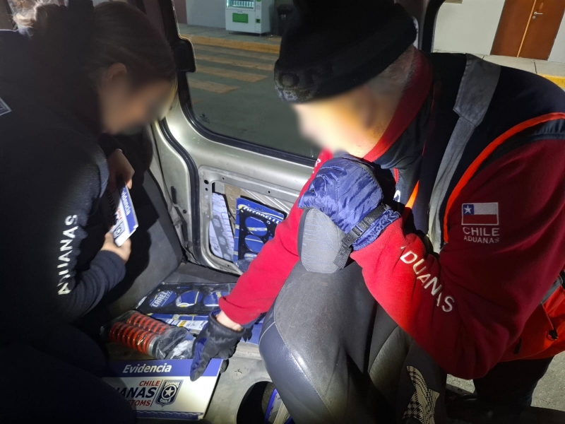 Aduanas detecta 146 repuestos ocultos en la estructura de un vehículo en Pino Hachado.