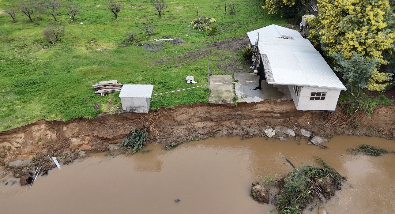 Enrocado de emergencia protegerá viviendas mientras MOP avanza con obra definitiva en Estero Coyanco en Quillón.