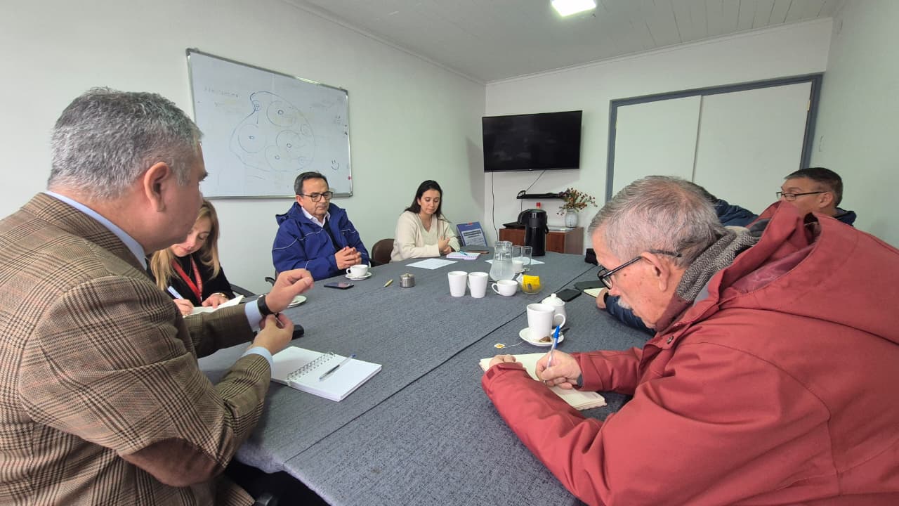 Coordinan acciones para mejorar la conectividad hacia el futuro Cesfam Dr. Federico Puga Borne.