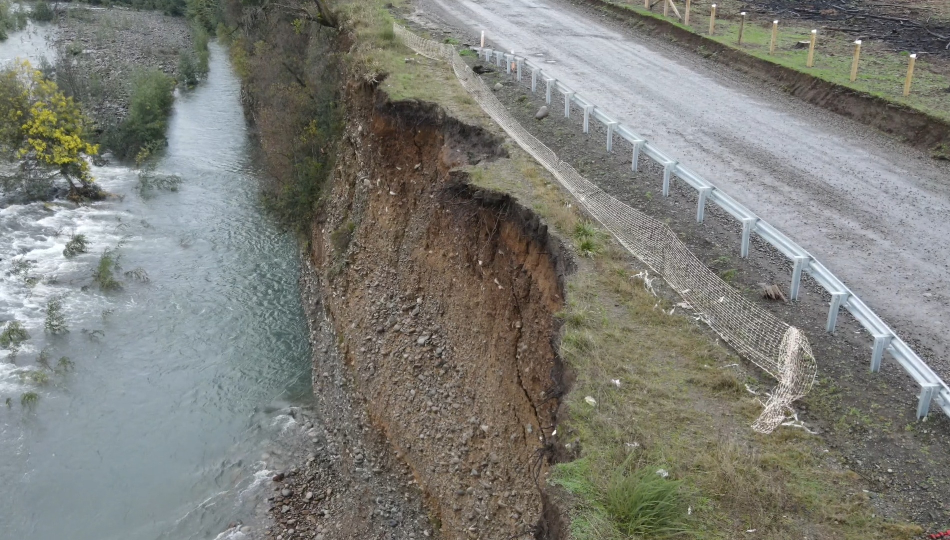 El Carmen reporta 15 viviendas damnificadas, vías cortadas y alerta por socavones en caminos rurales.