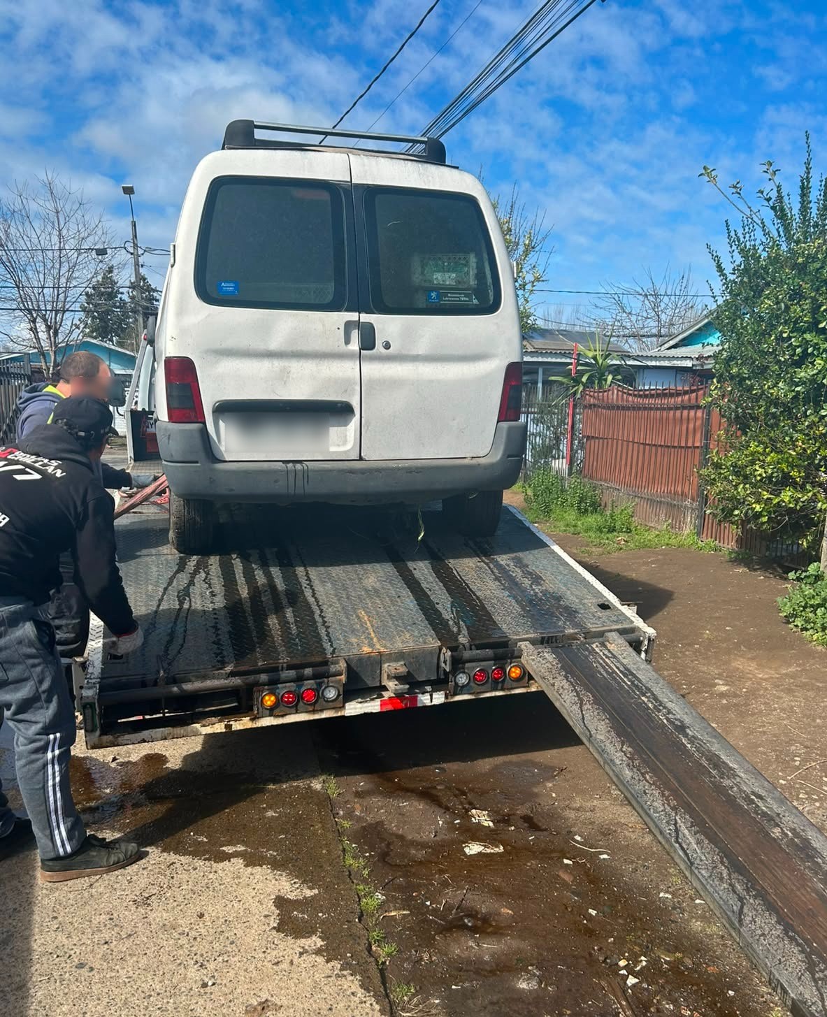 Municipio de Chillán intensifica retiro de vehículos abandonados en la vía pública: 4 nuevas extracciones.