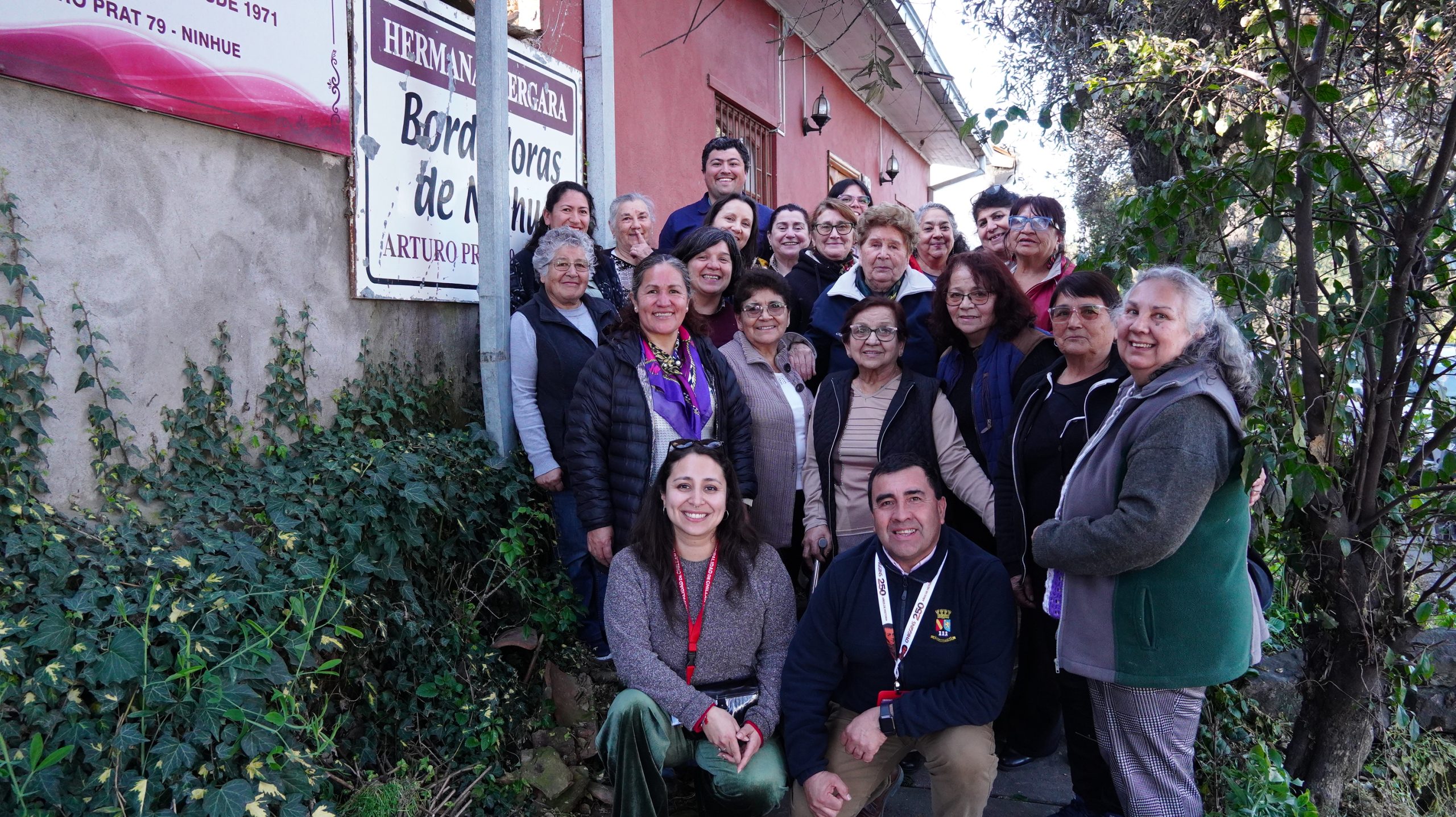 El bordado que une territorios: artesanas de Rucapequén visitaron a las reconocidas Bordadoras de Ninhue
