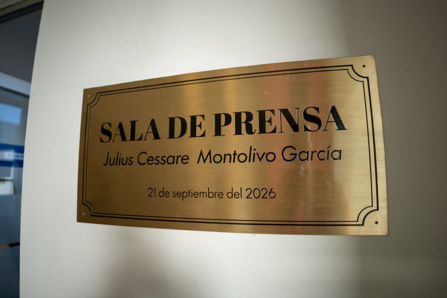 Gobierno Regional reinaugura su Sala de Prensa en homenaje a Julius Montolivo.
